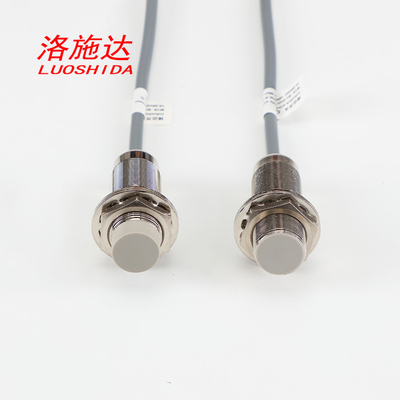 0-10V電圧出力正常なケーブル センサーが付いている24V DC M18のアナログの誘導の近接センサー